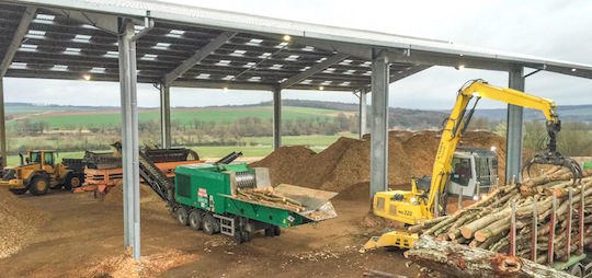 Déchiquetage et cliblage sous le hangar à plaquettes, photo Piskorski