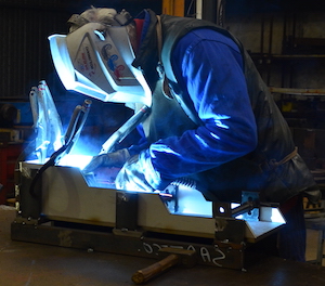 Finition d'une pièce dans les ateliers de Marquise, photo Frédéric Douard