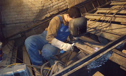 Intervention de maintenance dans un foyer à dechets ménagers, photo Saretco