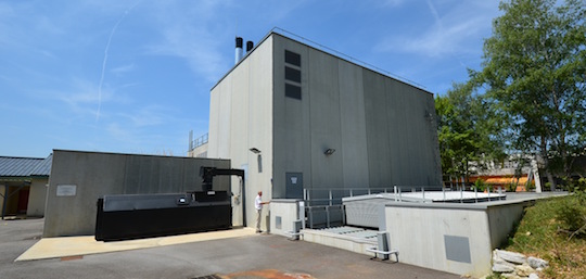 La chaufferie de Roc Noir, avec son silo et sa benne à cendres, photo Frédéric Douard