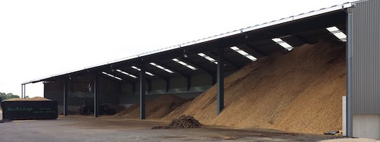 Le hangar de stockage de plaquettes de la société Nature Bois Energie à Frasne, photo NBE