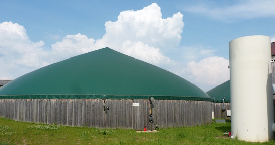 Le post-digesteur-enterrée Wolf-Systeme et cuve d'intrants liquides, photo François Bornschein