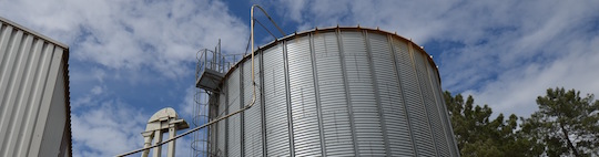 Les granulés sont conduits pneumatiquement dans le silo Privé par une conduite en inox, photo Frédéric Douard