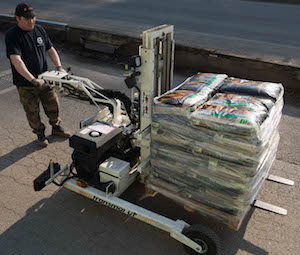 Livraison d'une palette de granulés avec un chariot embarqué Transmanut, photo Piskorski