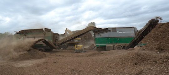 Atelier mobile de criblage et d'épierage de déchets verts, avec un CRAMBO à crible suivi d'un STONEFEX de chez Komptech, photo Frédéric Douard