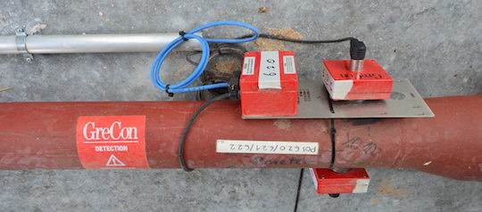 Détecteur d'étincelles GreCon sur un transporteur pneumatique de granulé chez Brenil Pellets, photo Frédéric Douard
