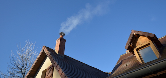 Fumée hivernale d'une bonne combustion du bois, photo Frédéric Douard