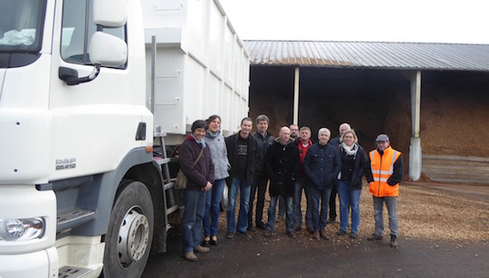 L'équipe de Maine Normandie Bois Énergie devant le nouveau camion