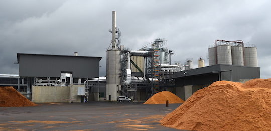 L'usine Brenil Pellets avec sa chaufferie à gauche et son électrofiltre en voie humide au centre sous la cheminée, photo Frédéric Douard