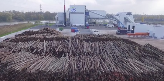 La centrale biomasse de l'Esplanade derrière son parc à bois, photo és