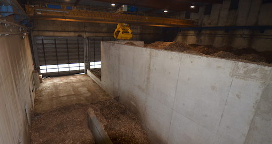 La halle de stockage du bois de la première chaufferie bois de Vénissieux, avec son grappin et ses trois postes de livraison, photo Frédéric Douard