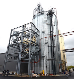 Le silo à granulés PHENIX ROUSIES et le poste de chargement des calions pour le granulé en vrac en cour d'installation par Joly & Philippe, photo Frédéric Douard