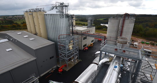 Vue sur les silos de Brenil Pellets et sur le hall de production au fond depuis la cheminée au dessus de l'électrofiltre, photo Frédéric Douard
