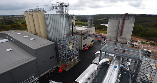 Vue sur les silos de Brenil Pellets et sur le hall de production au fond depuis la cheminée au dessus de l'électrofiltre, photo Frédéric Douard