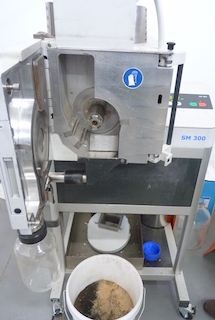 Broyeur pour réduire les échantillons à analyser, photo Frédéric Douard