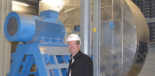 Christian Redl, chef du projet chez Berstch Energy, devant l'un des ventilateurs de la chaudière, photo Frédéric Douard