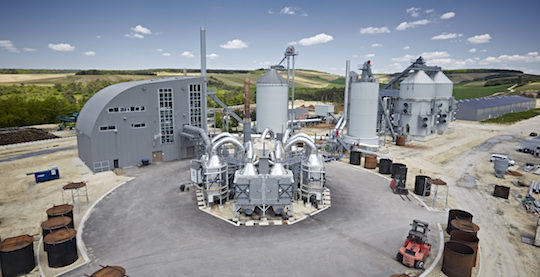 L'usine Carbonex avec à gauche la centrale de cogénération, devant les fours de pyrolyse et derrière les silos sécheurs de bois, photo Carbonex