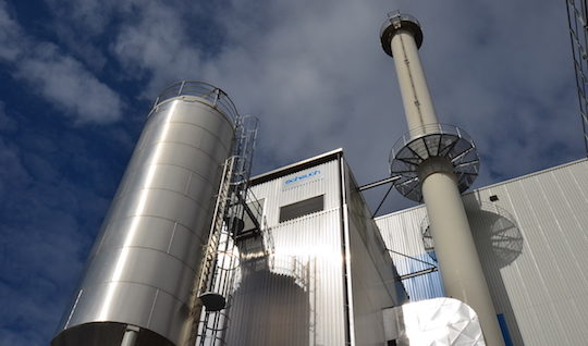 Le filtre à manches Scheuch et son silo à poussière, photo Frédéric Douard