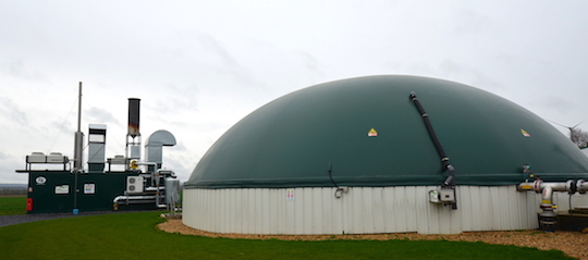 Le module de cogénération et le digesteur de Bio-Aisnergies, photo Frédéric Douard