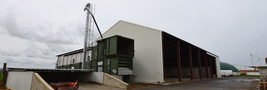 Le séchoir Alvan Blanch et le bâtiment de stockage des matières séchées, photo Frédéric Douard