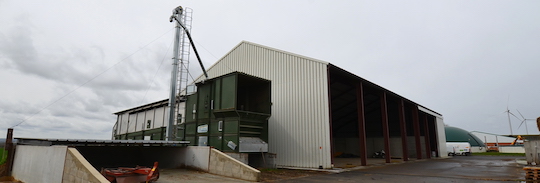 Le séchoir Alvan Blanch et le bâtiment de stockage des matières séchées, photo Frédéric Douard