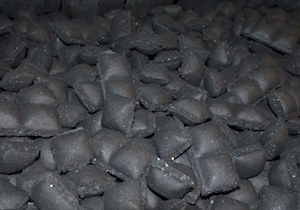 Les boulets valorisent les fines de charbon de bois, photo Frédéric Douard