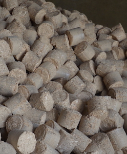 Les briquettes dans le silo de la chaudière Hargassner, photo Frédéric Douard