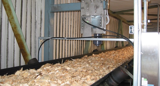 Mesure d'humidité  de plaquettes forestières en continu sur bande transporteuse, photo Berthold