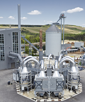 Vue des tubes collecteurs de gaz de bois au dessus des fours de carbonisation, photo Carbonex