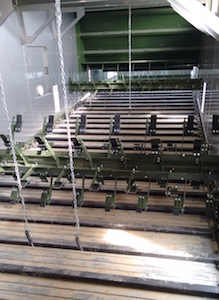 Vue du tapis métallique du séchoir Alvan Blanch avant sa mise en service, photo Y. Perreault
