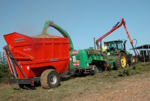 Déchiquetage avec la première machine JENZ HEM 360 tractée, photo Chayriguès