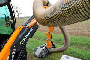 Détail d'une épareuse avec aspirateur, photo Noremat