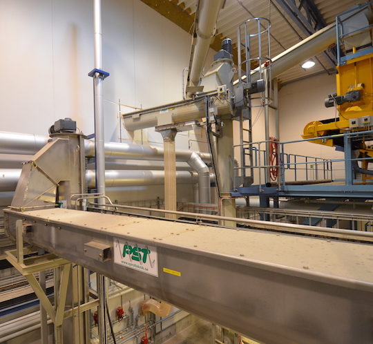 Ensemble de convoyeurs à spires dans l'usine de granulés de Falun, photo Frédéric Douard