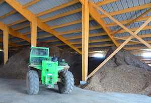 L'intérieur du hangar à plaquettes de CA&E, photo Frédéric Douard