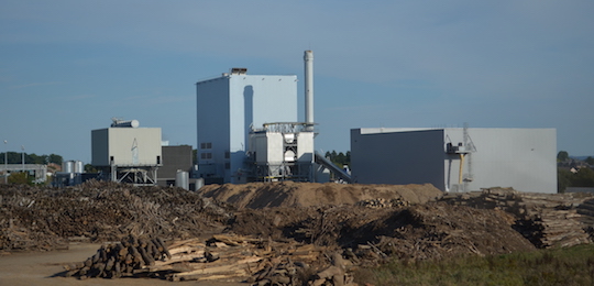 La centrale Kogeban à Nesle, avec son parc à bois au premier plan,, le bâtiment silo sur la droite, la chaufferie au centre, photo Frédéric Douard