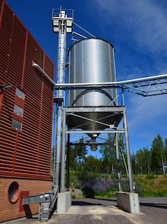 Le silo intermédiaire à la sortie de l'usine de granulés de Falun, photo Frédéric Douard