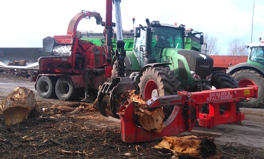 Le Spaltbiber pour réduire les gros bois, atelé sur le trois-points avant du tracteur, photo Agribois