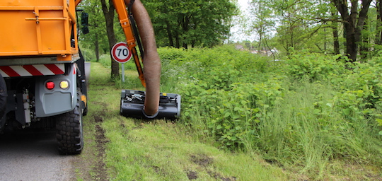 Récolte de Renouée en accotement avec un VSV et conteneur porté, photo Noremat