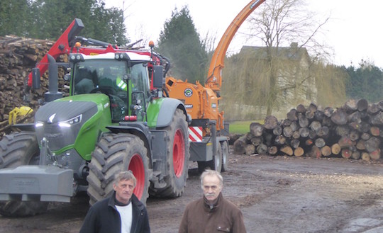 Sylvain Aillard, Président de la SCIC B²E et Sylvain Poussier responsable déchiquetage de la Cuma Innov’61 lors de la démonstration organisée par Fendt et Noremat à Silly-en-Gouffern le 2 février 2017, photo FD CUMA de Basse Normandie