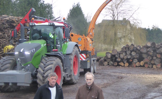 Sylvain Aillard, Président de la SCIC B²E et Sylvain Poussier responsable déchiquetage de la Cuma Innov’61 lors de la démonstration organisée par Fendt et Noremat à Silly-en-Gouffern le 2 février 2017, photo FD CUMA de Basse Normandie