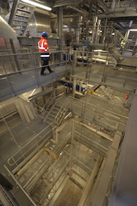 Vue de l'intérieur de la centrale CBEM le long de la chaudière, photo Frédéric Douard