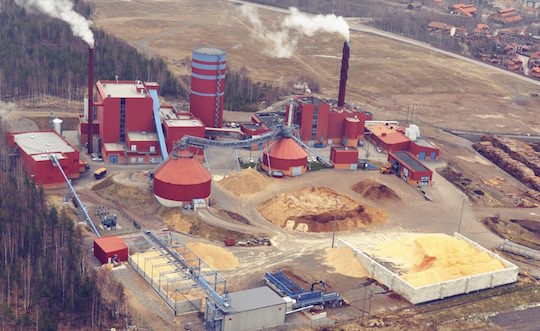 Vue du site de la centrale de Falun avec en bas les silos de matière à granuler avec le poste de broyage du bois rond, photo Falu Energi & Vatten