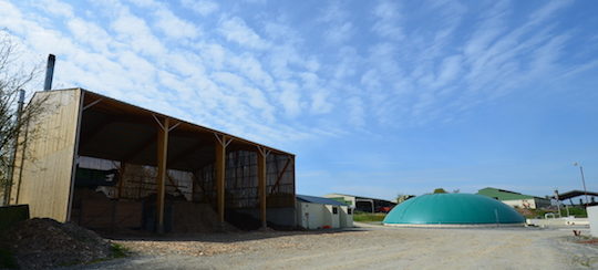 La halle de stockage du bois contenant la chaudière et le post-digesteur sur le site des Friches, photo Frédéric Douard