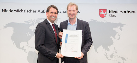 La remise du Prix du Commerce Extérieur à Jens Albartus, gérant de Weltec par le ministre Olaf Lies, photo Blachura Photographie