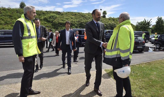 Le Premier ministre Edouard Philippe salue Denis Clodic, Président-Fondateur de Cryo Pur, photo Matignon - Pôle communication, discours, presse du cabinet du Premier ministre