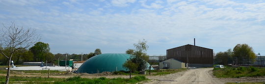 Le site des Friches à Saint-Nicolas-du-Tertre avec l'unité de méthanisation, la chaufferie bois et le serre, photo Frédéric Douard