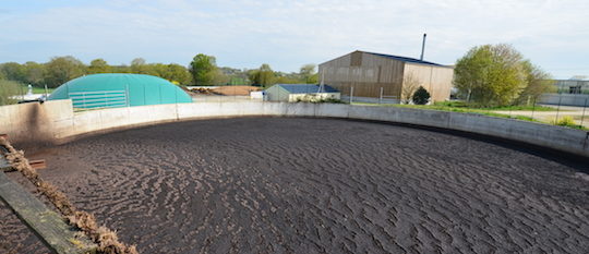 Le site des friches avec au premier plan la fosse principale à lisier, photo Frédéric Douard