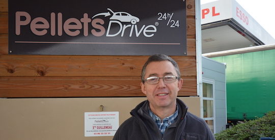 Franck Guillemeau devant la Pellet Drive de sa station-service d'Avallon, photo Frédéric Douard