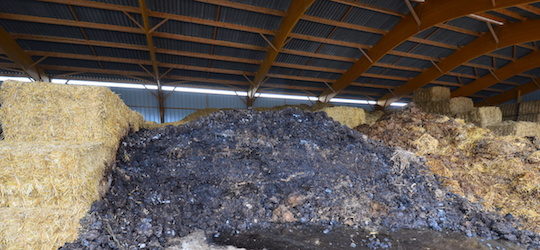 Hangar de stockage des intrants solides secs à La Chapelle Caro, photo Frédéric Douard