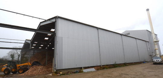 La chaufferie bois des serres du Cosquer Saint-Jean, avec son bâtiment de stockage de bois, photo Frédéric Douard